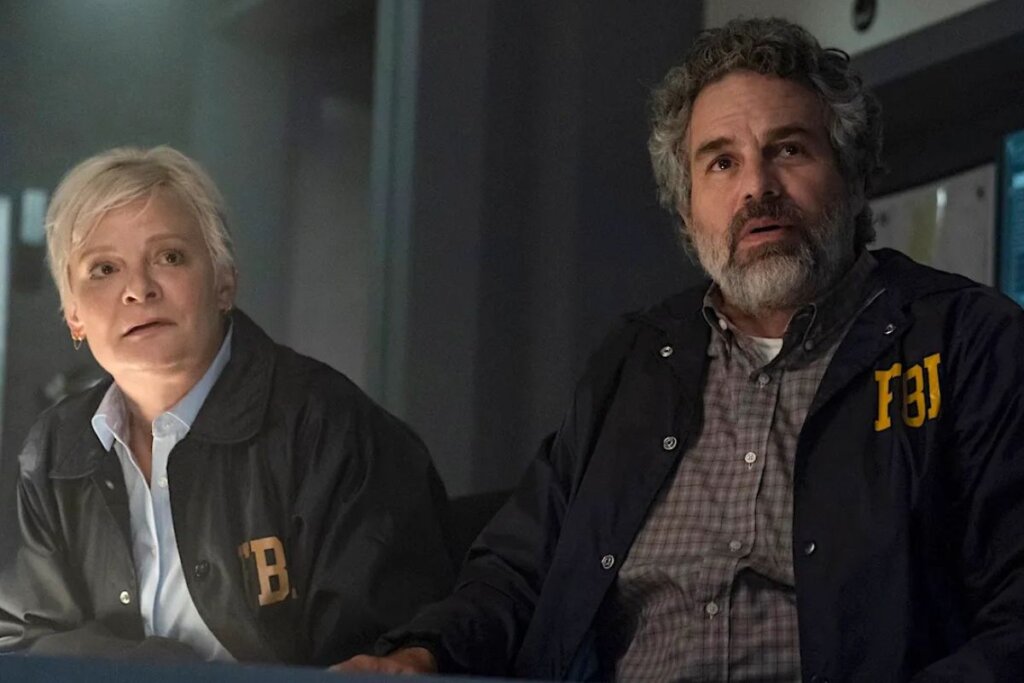 Dois policiais sentado e olhando surpresos para a frente em cena de 'Task'