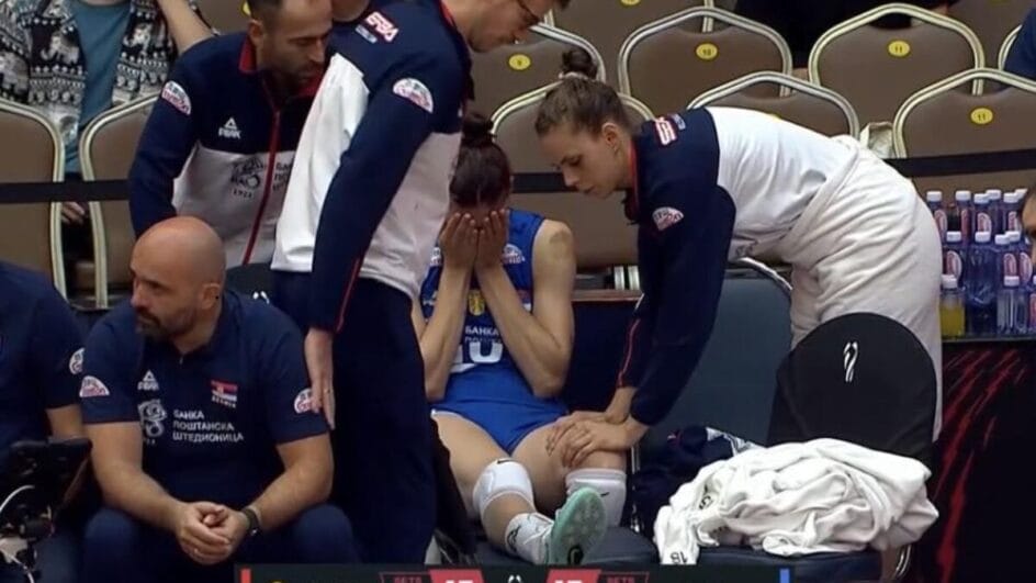 Tijana Boskovic abandonou partida da Sérvia contra o Camarões nesta segunda-feira (25) pelo Mundial de Vôlei Feminino 2025 (Foto: Reprodução)