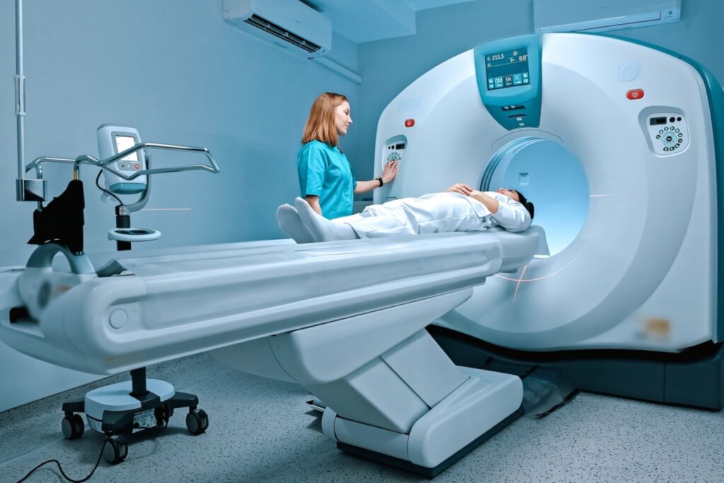 Profissional de saÃºde preparando paciente para realizar tomografia computadorizada de tÃ³rax em aparelho de baixa dose