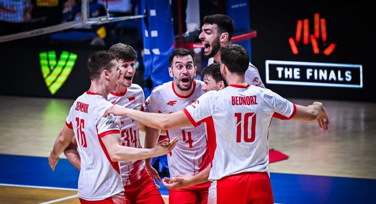 Polônia comemora o título da VNL 2025 (Foto: divulgação FIVB)