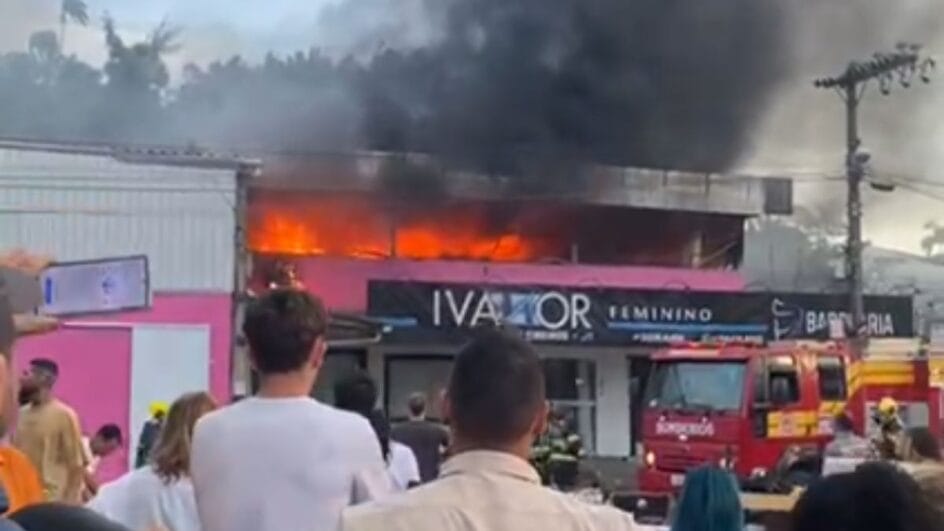 Vídeo mostra corre-corre para retirada de móveis dentro de loja destruída pelo fogo em Blumenau