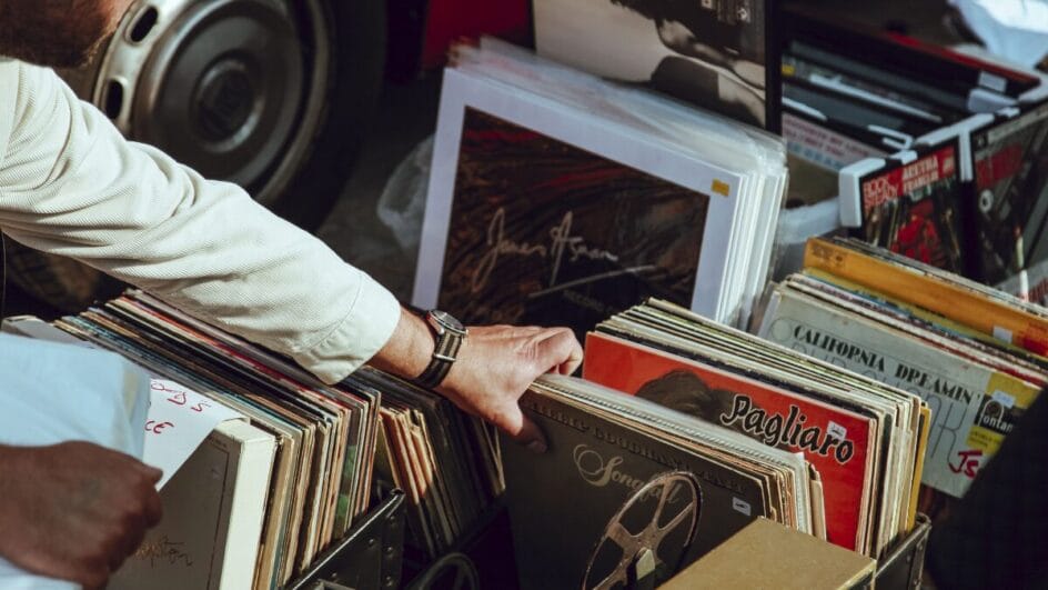 Vinil, tabuleiros e livros geração Z sente saudades da época que não viveu, diz estudo