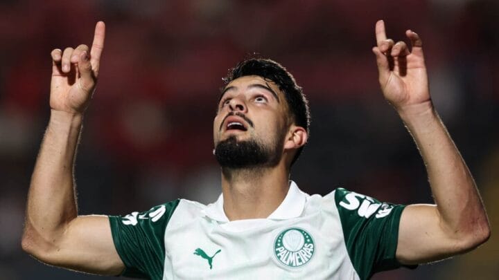 Jogador do Palmeiras comemorando gol na Série A 2025