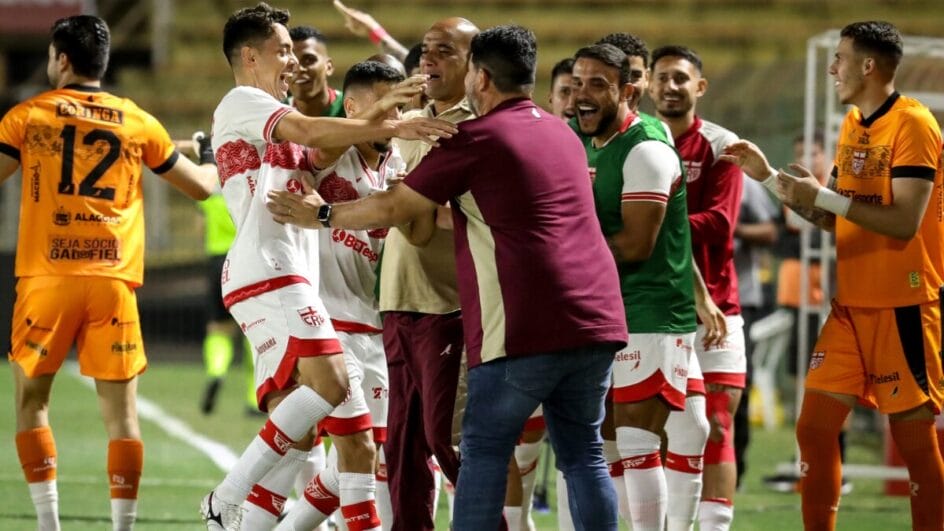 Jogadores do CRB comemorando vitória