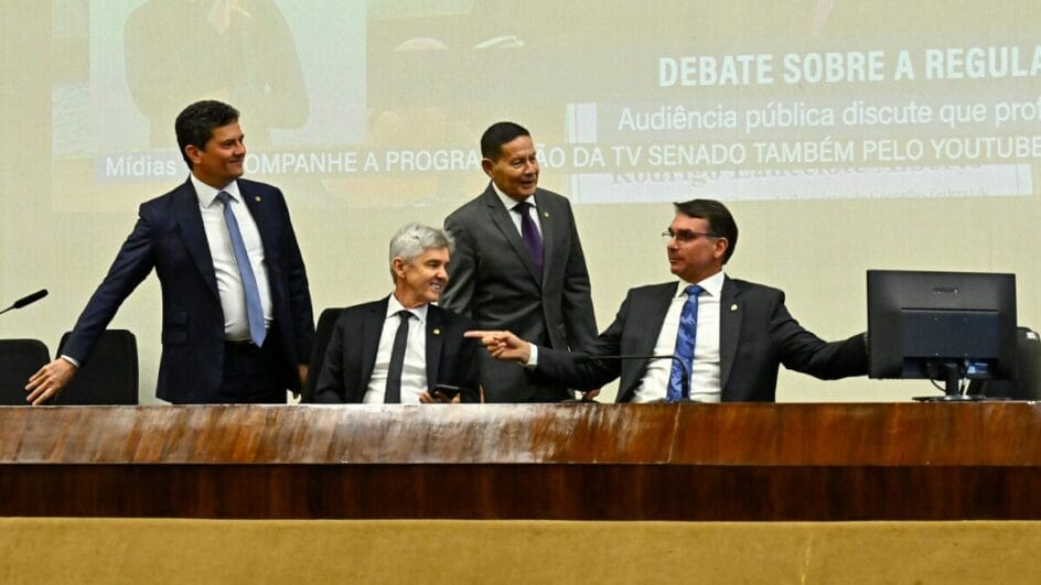 Manifestação de parlamentares de oposição Senadores de oposição ocupam o Auditório Petrônio Portella. O grupo promete permanecer no local até que a Casa dê uma “resposta” à prisão e às demais sanções impostas pelo Supremo Tribunal Federal (STF) ao ex-presidente da República. Mesa: senador Sergio Moro (União-PR); senador Jaime Bagattoli (PL-RO); senador Flávio Bolsonaro (PL-RJ); senador Hamilton Mourão (Republicanos-RS). Foto: Waldemir Barreto/Agência Senado