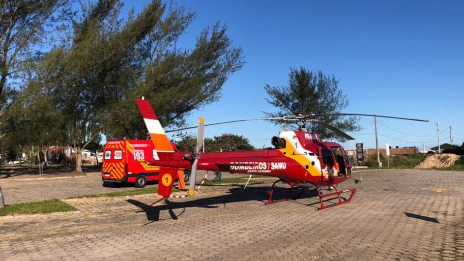 Adolescente foi encaminhada ao hospital (Foto: CBMSC, Divulgação)