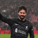 Entenda o motivo que proíbe Alisson de usar a braçadeira de capitão nos jogos do Liverpool na Premier League