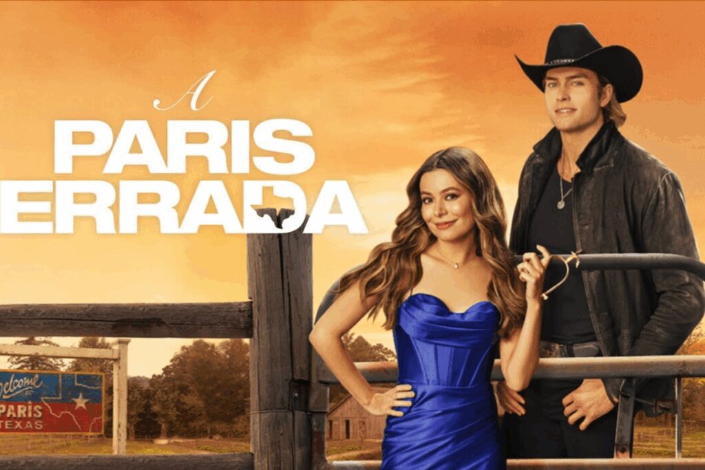 Mulher de vestido azul e homem de chapéu de caubói posando em frente a uma cerca com pôr do sol ao fundo e uma placa escrita “Welcome to Paris Texasâ€
