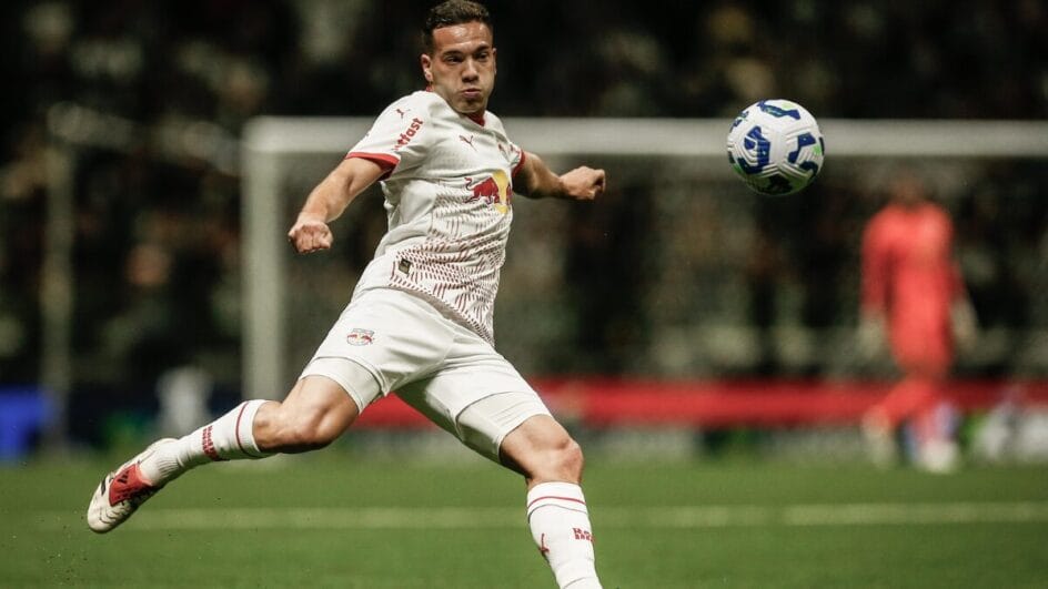 jogador do bragantino em ação na série a 2025