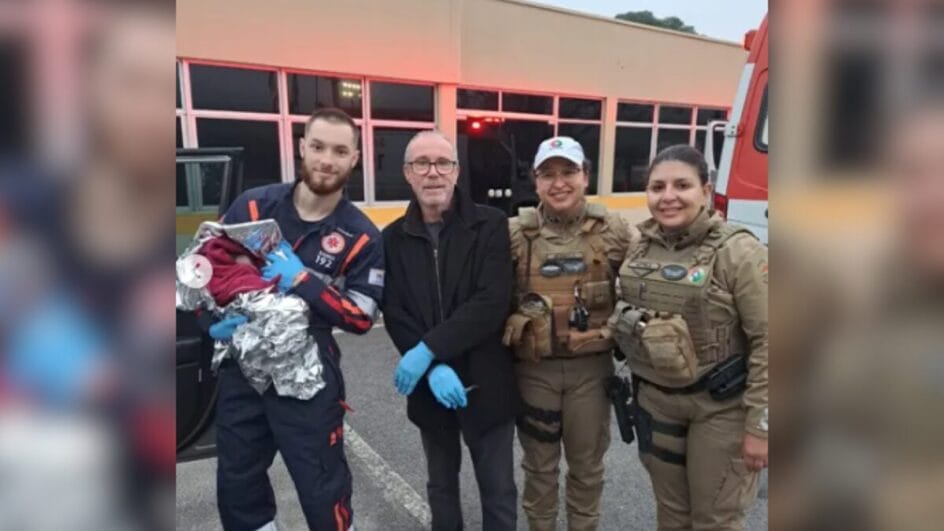 Bebê recebeu cuidados de policiais militares rodoviários e do Samu (Foto: PMRv, Divulgação)