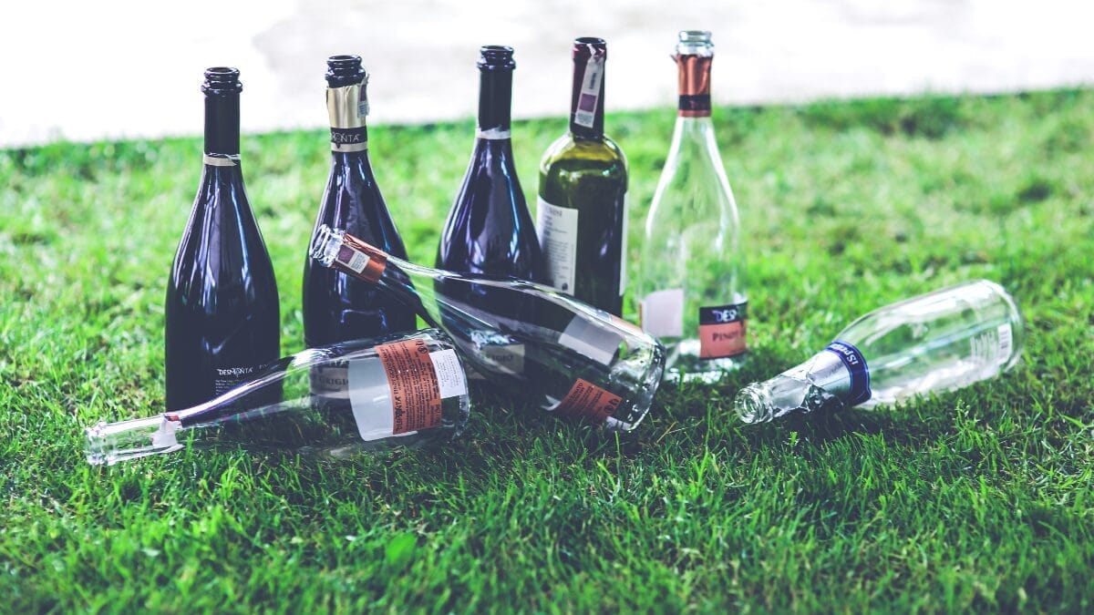 bebidas garrafa de vidro com microplásticos