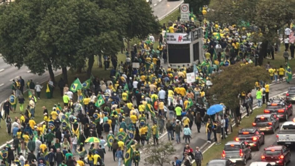 Trio elétrico com faixas contra o ministro Alexandre de Moraes fez parte da manifestação em Florianópolis (Foto: Reprodução)