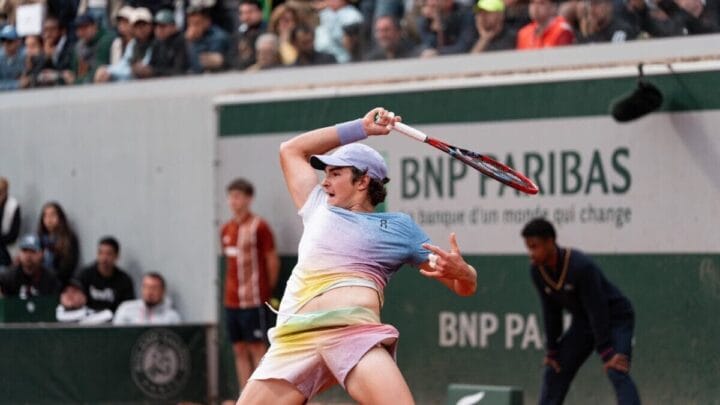 brasileiro joão fonseca jogando tênis