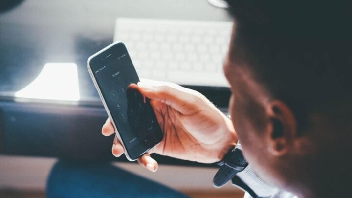 Fique atento a comportamentos estranhos do celular para saber se ele não é vítima de espionagem (Foto: Foundry Co from Pixabay, banco de imagens)