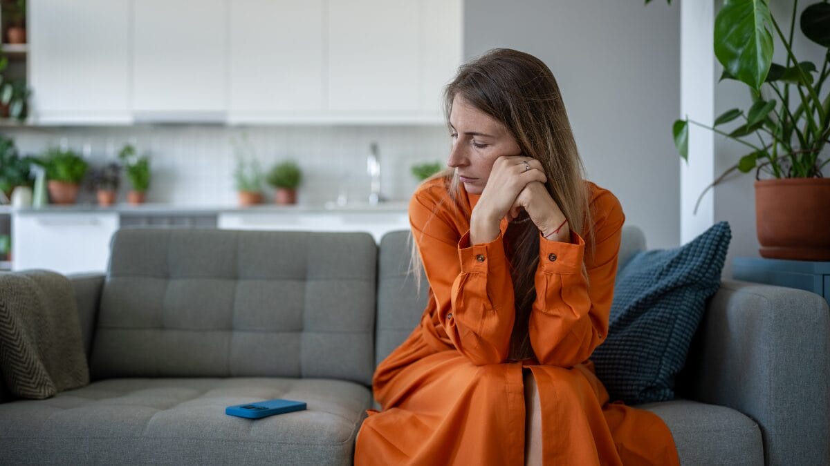 Ainda sofre pelo(a) ex? A ciência explica por que 'cortar tudo' pode ser o jeito mais rápido de curar o coração