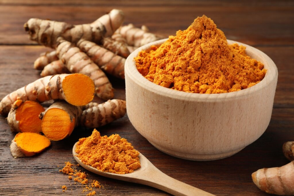 CÃºrcuma em bowl em cima de uma mesa de madeira