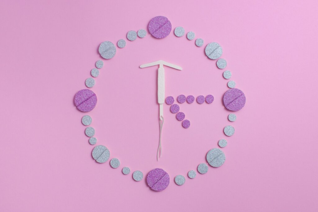 Imagem com comprimidos montando um relÃ³gio com um DIU no meio