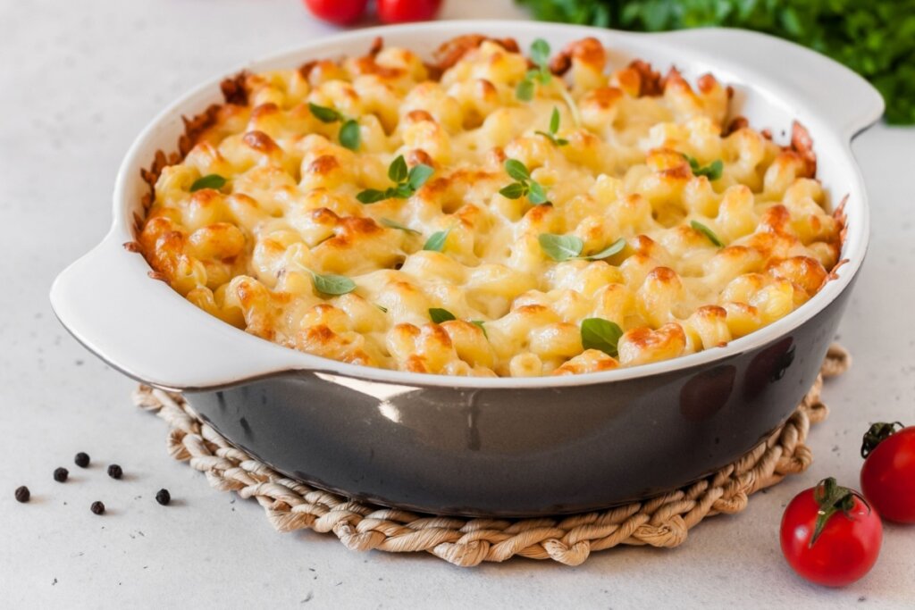 Travessa cinza e redonda com macarrão gratinado
