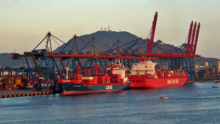 Esse porto é um dos 50 maiores do mundo. (Foto: JorgeRioBRAZIL/Wikimedia Commons)