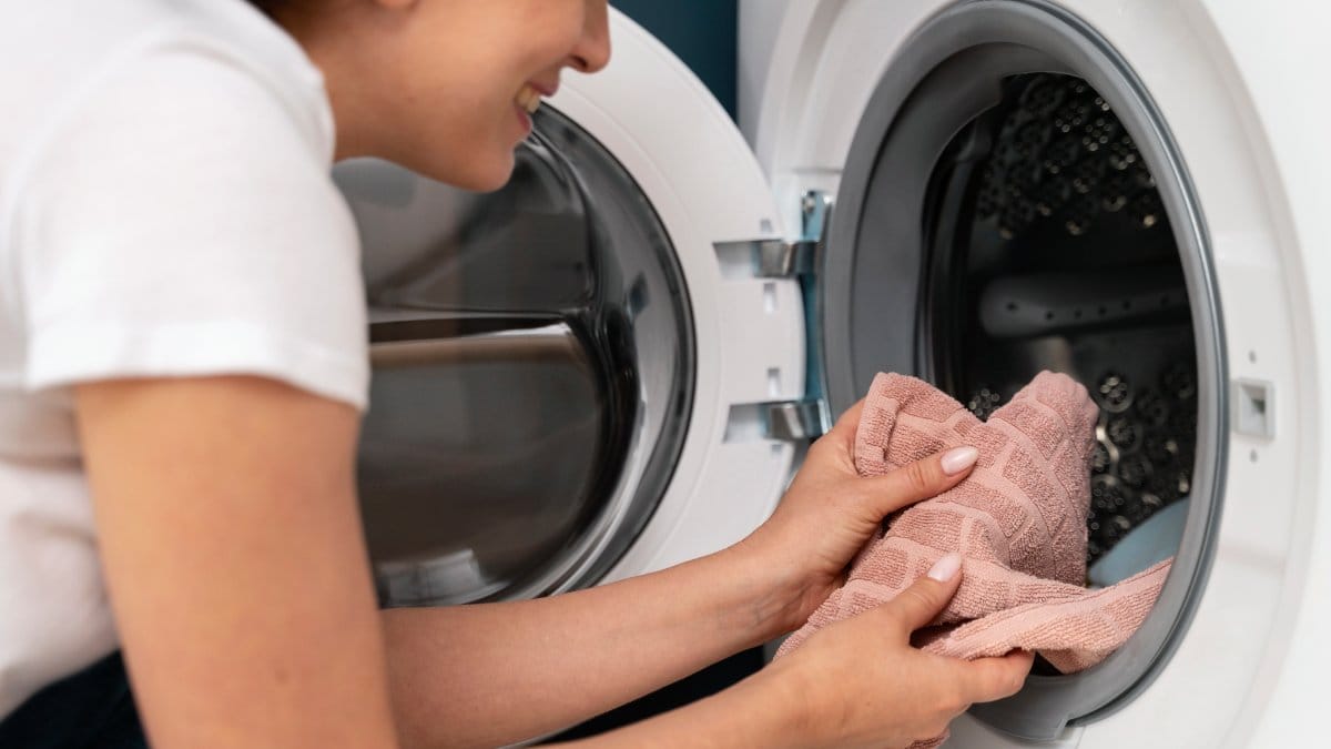 Pequenas mudanças na forma de lavar já garantem mais durabilidade (Foto: Freepik)