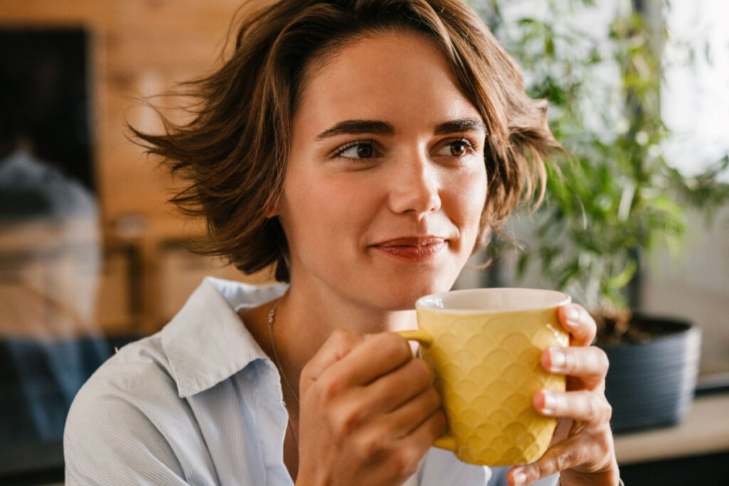 Mulher tomando chÃ¡ com uma expressÃ£o tranquila
