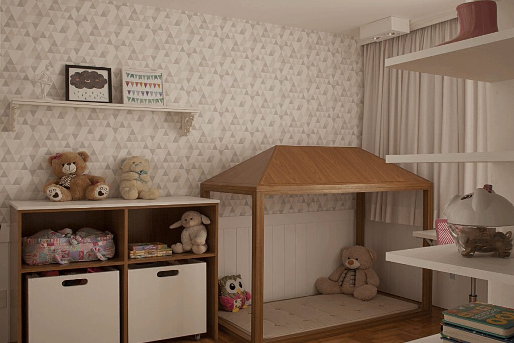 Quarto com cama montessoriana e com comoda em madeira ao lado e luz suave e cores claras nas paredes