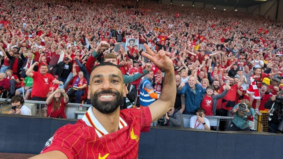 Mohamed Salah e a foto que ganhou o mundo com a conquista do Liverpool da Premier League (Foto: Mohamed Salah, arquivo pessoal)