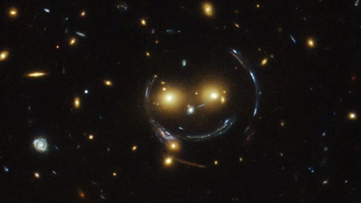 NASA publica imagem do universo sorrindo
