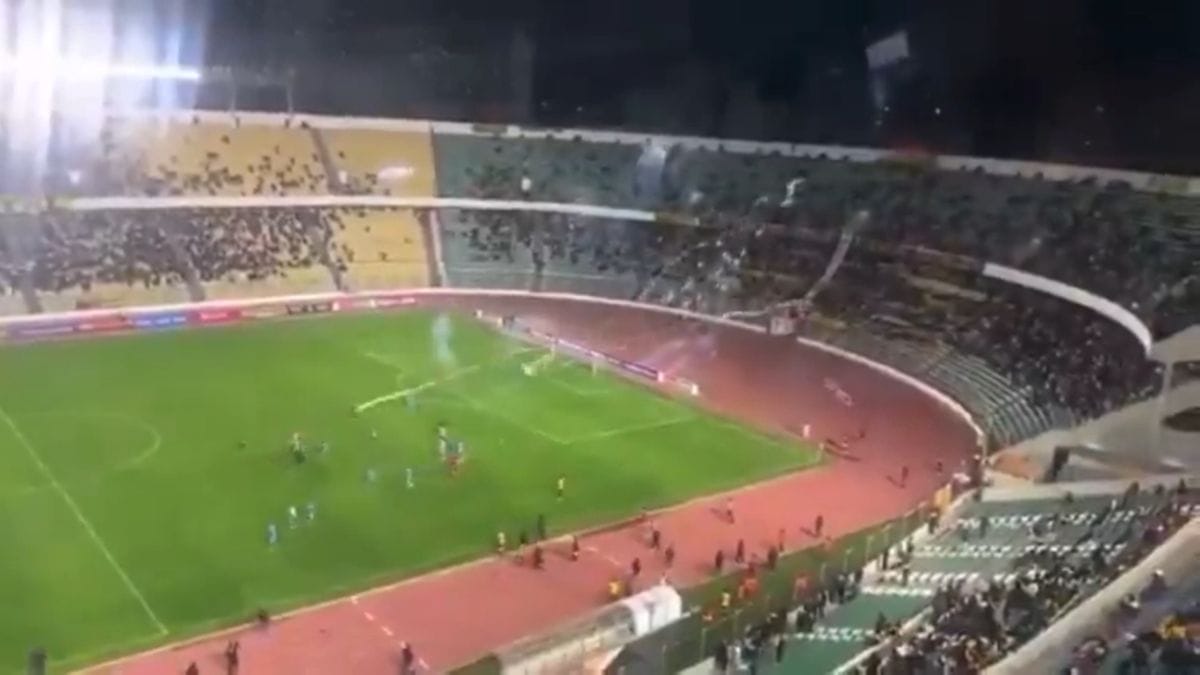 Torcedores do The Strongest atiraram rojões no gramado (Foto: reprodução internet)