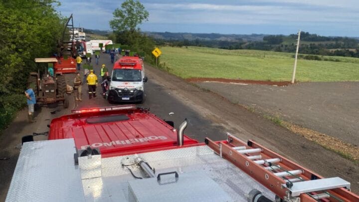 A colisão aconteceu por volta das 08h02 na Linha Moroé, às margens da BR-28 (Foto Corpo de Bombeiros)