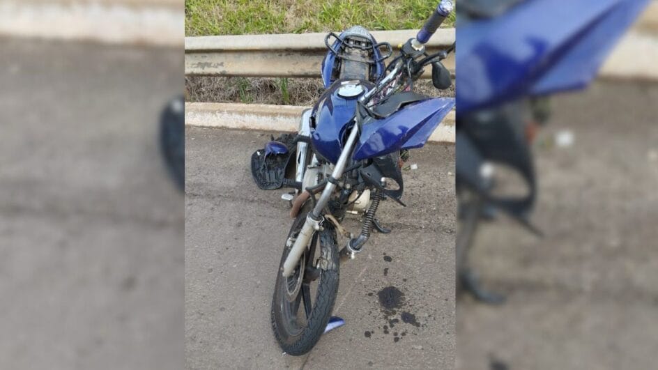 A colisão envolveu uma motocicleta CG 150 Titan, com placas de Concórdia, e um caminhão (Foto Corpo de Bombeiros)
