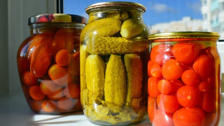 Aquela cola chata do pote de vidro tem solução 4 truques para remover o rótulo sem sofrer