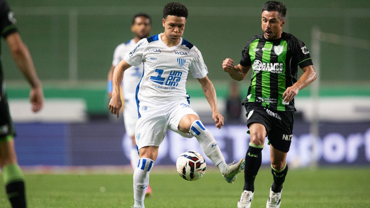 Jogador do Avaí disputando bola com América-MG