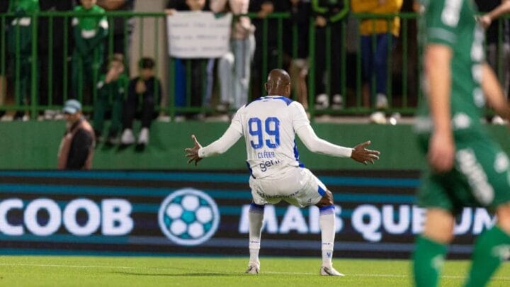 Cléber fez o gol da vitória do Avaí sobre a Chapecoense em plena Arena Condá (Foto: Beno Küster, Avaí FC)