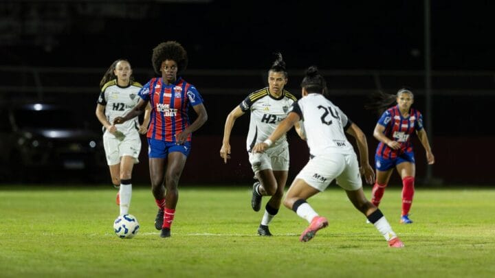 Jogadoras do Bahia em disputa de bola com Atlético Mineiro pela Copa do Brasil Feminina 2025