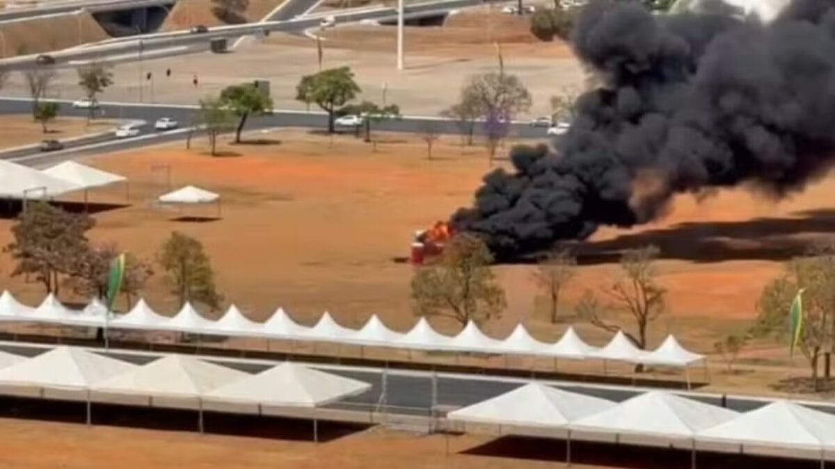 Banheiro químico pega fogo e fumaça se espalha na Esplanada dos Ministérios, perto do STF - NSC Total