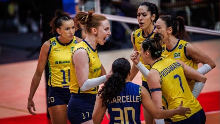 Jogadoras do Brasil comemorando ponto no Mundial de Vôlei Feminino 2025