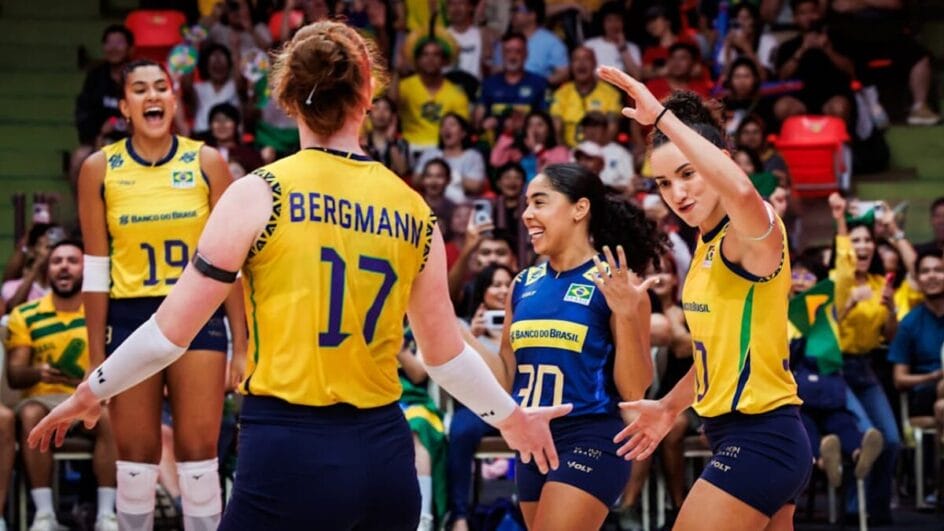 Jogadoras do Brasil comemorando ponto sobre República Dominicana nas oitavas do Mundial de Vôlei Feminino 2025