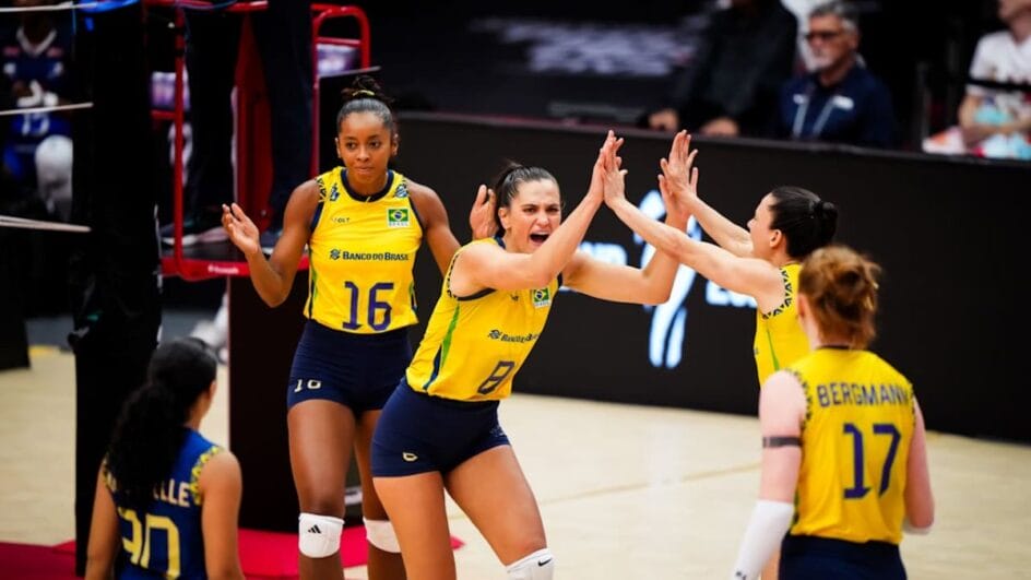 Seleção Brasileira comemorando ponto sobre a França no Mundial de Vôlei Feminino 2025