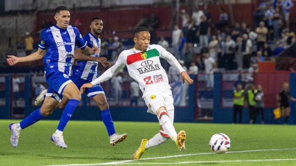 Jogador do Brusque disputando bola com o CSA, pela Série C 2025