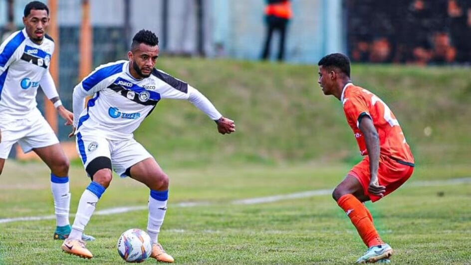 Partida marcou a estreia da competição (Foto: Rodolfo May, Tubarão)