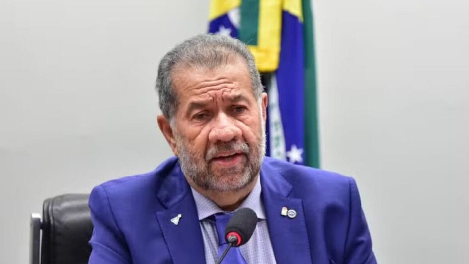 Carlos Lupi, ex-ministro da Previdência, depõe na CPI do INSS nesta segunda-feira