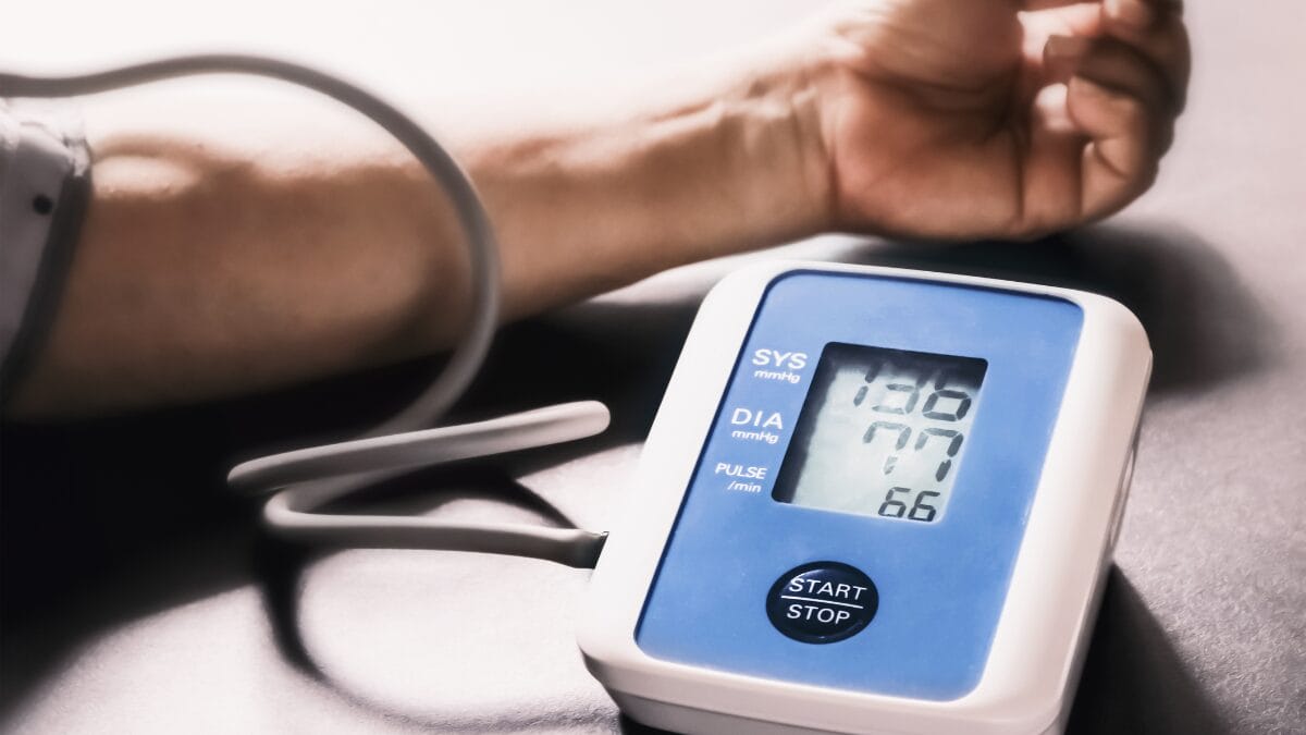 Clínica Mayo aponta os erros mais comuns ao medir a pressão arterial em casa.