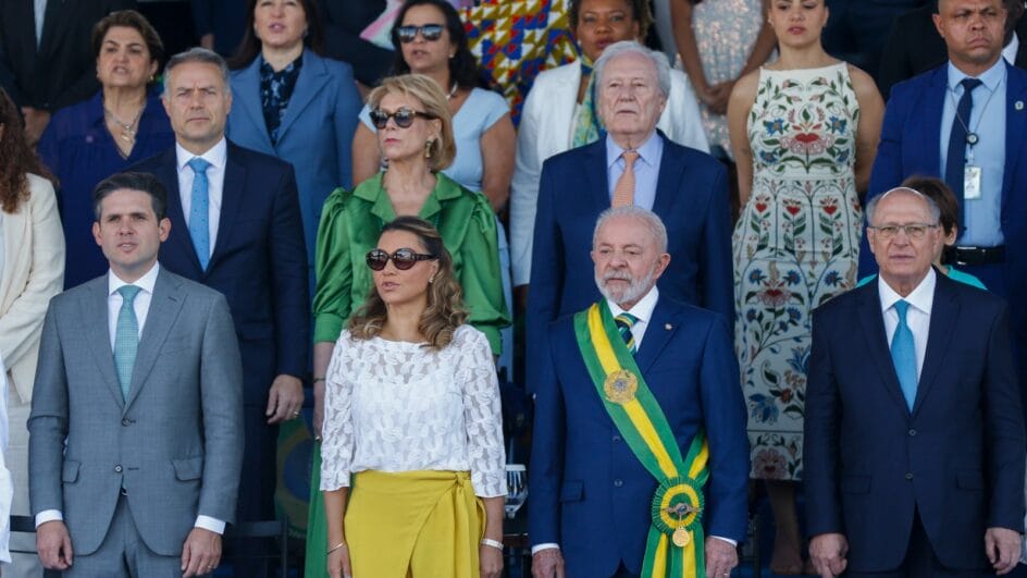 Com Brasil soberano como tema, Lula participa de desfile de 7 de Setembro em Brasília
