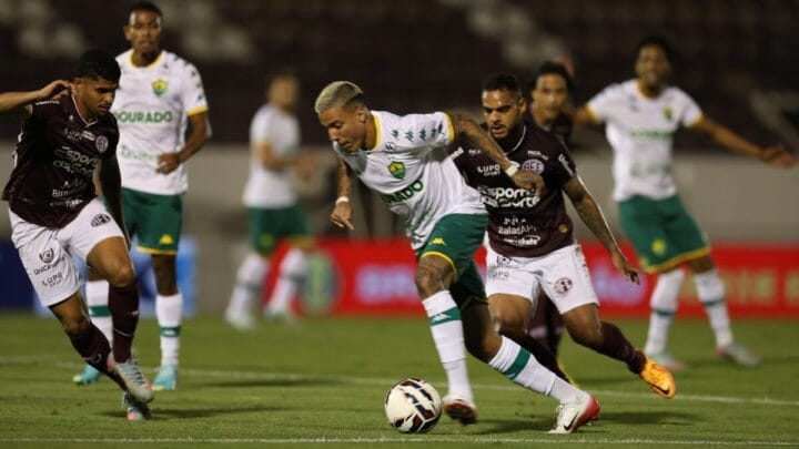 Jogador do Cuiabá com a bola na Sérei B 2025