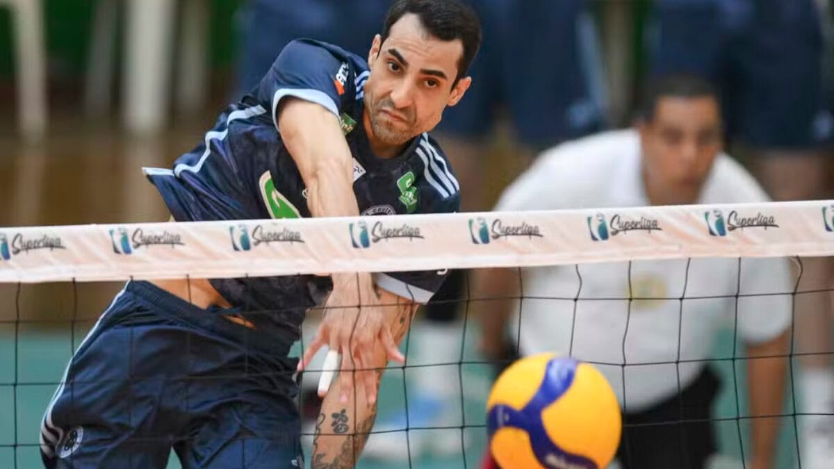 Douglas Souza ataca durante jogo do Cruzeiro