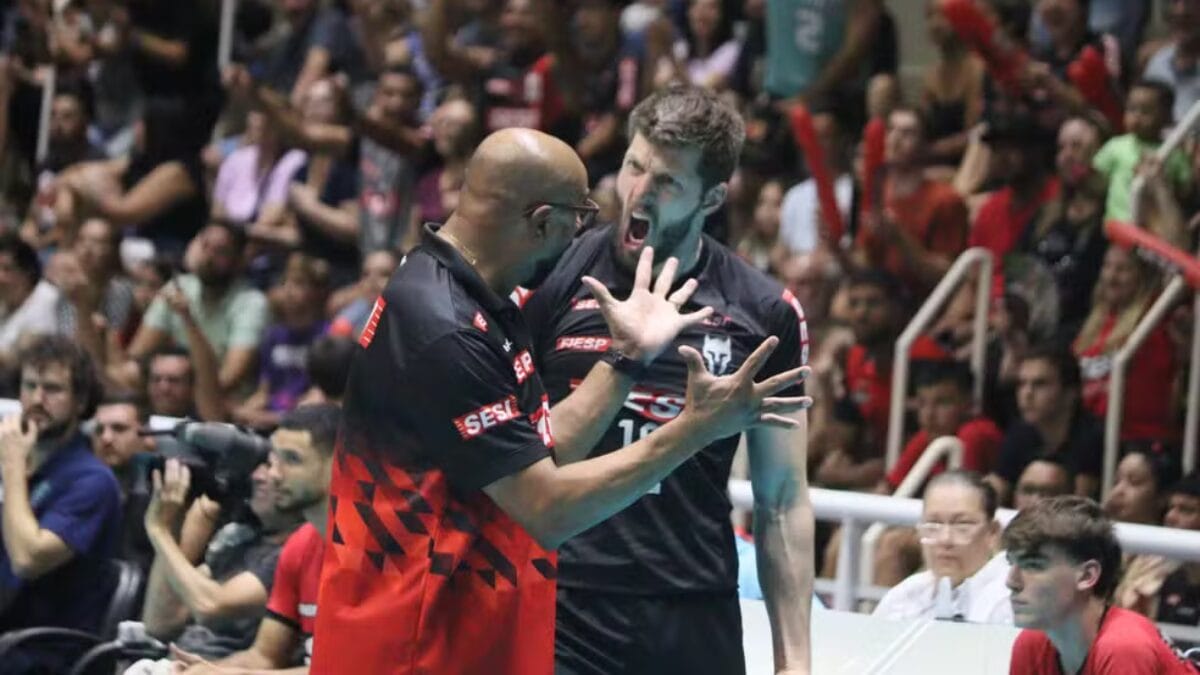 Éder comemora comemora classificação do Sesi-Bauru à final da Superliga ao lado do técnico Anderson Rodrigues