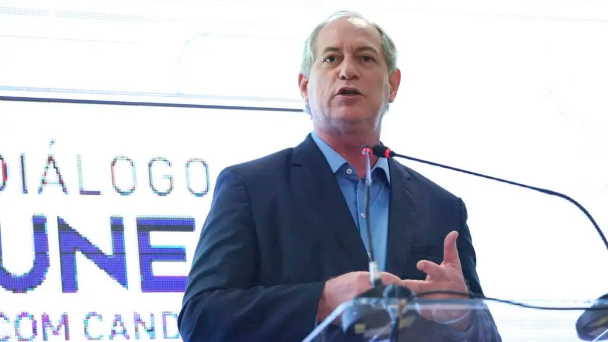 O candidato à Presidência da República, Ciro Gomes, do PDT, discursa durante o evento, Diálogos Eleitor, realizado pela União Nacional de Entidades do Comércio e Serviços (Unecs).