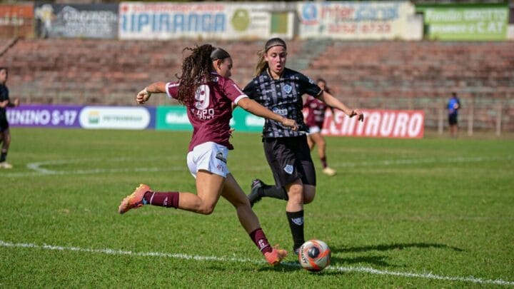 Jogadora do Ferroviária com a bola pelo Paulista Feminino 2025
