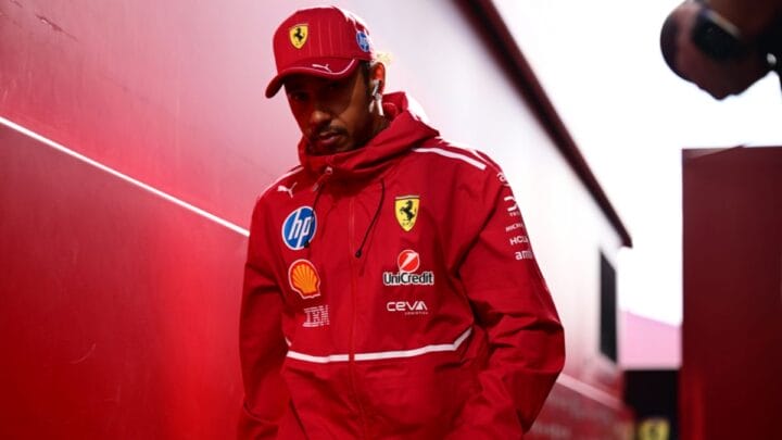 Hamilton com o casaco da escuderia Ferrari, da Fórmula 1